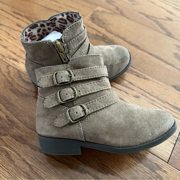 Girls size 3T Sweater Dress, Vest and Boot Style Bundle - Picture 10 of 13